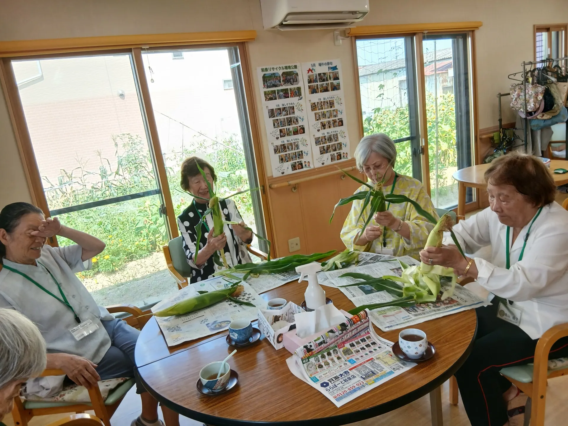 畑で採れたトウモロコシの皮を剥いで下さいました。甘いトウモロコシがお昼ご飯に出てきて、うれしい！